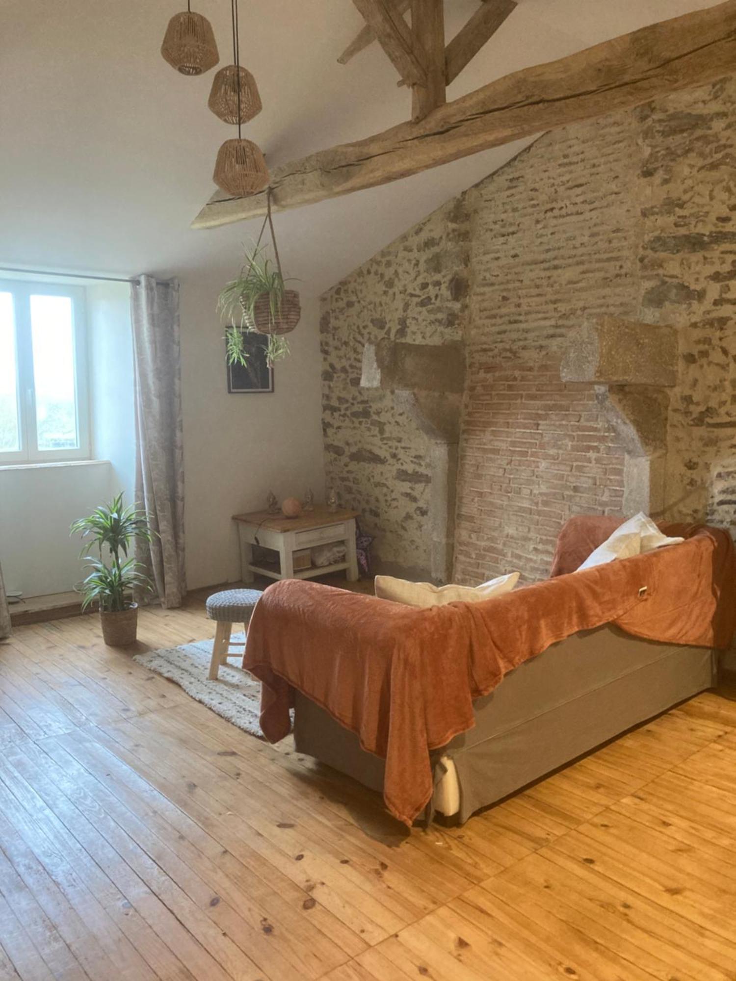 Premier Etage D Une Jolie Maison A La Campagne Montravers Bagian luar foto